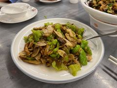 干辣椒炒美味牛肝菌-蔼若春.传承三十年云南菜(金碧公园店)