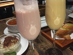 草莓奶昔&芒果奶昔-斯比特花园西餐厅(东方商厦店)