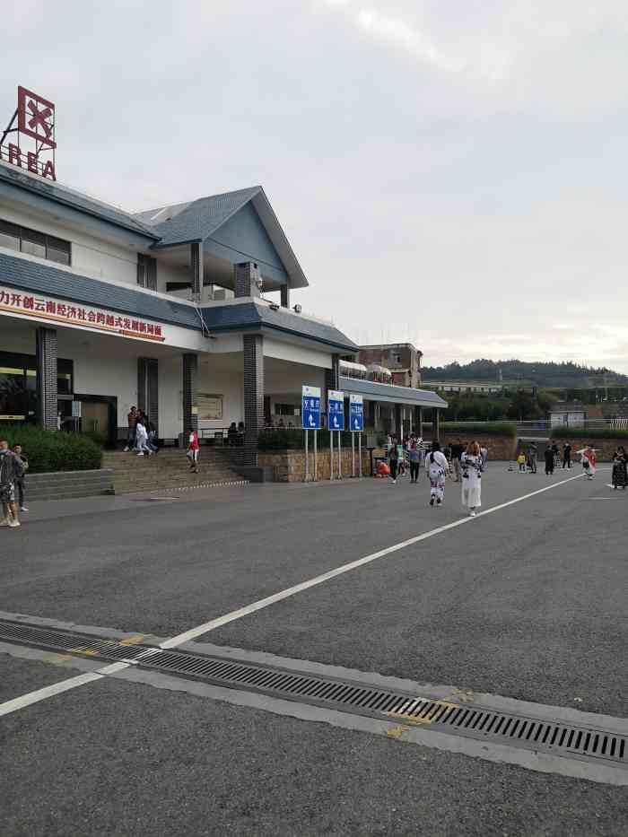 云南驿服务区停车场-"环境:环境挺漂亮的,云南的风景美可不是.