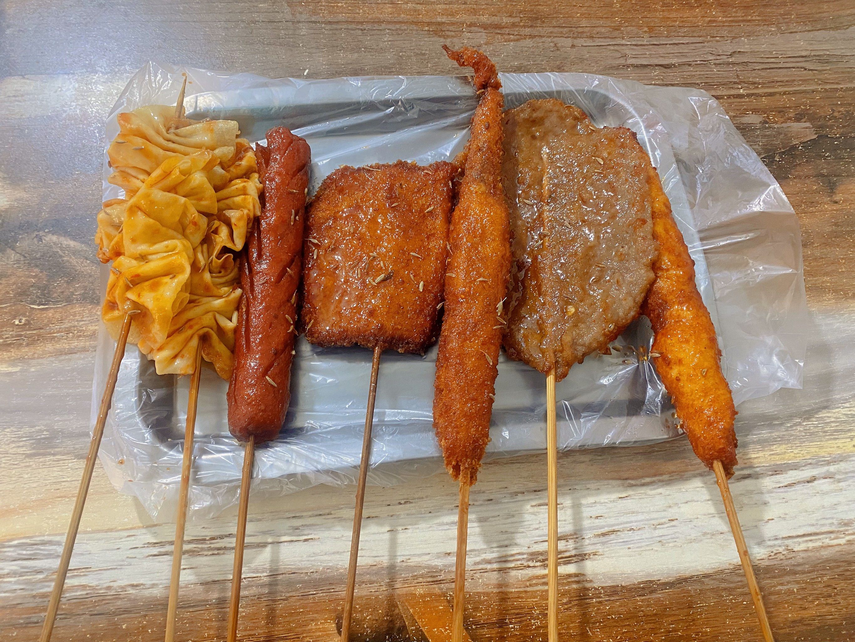 依然怀念儿时的炸串,店不大,可以堂食,老板俩口很热情,点了特色牛排