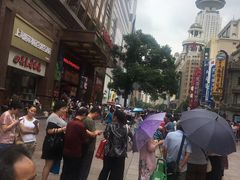排队买月饼-泰康食品(南京东路店)