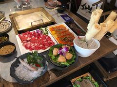 -尚尚仙·酸汤猪手·猪肚鸡火锅(华联万柳购物中心店)