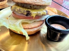 焦糖烤菠萝牛肉汉堡-魏斯理汉堡(西安沣东吾悦店)