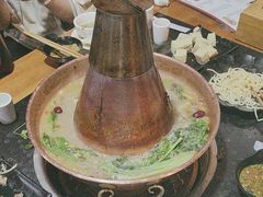 -果松木炭酸菜铜火锅·外婆参鸡汤