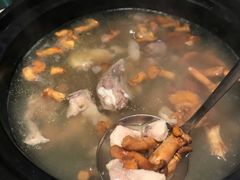 鸡油菌煲农场走地鸡汤-匠心牛公馆·潮汕牛肉海鲜火锅(索菲特店)