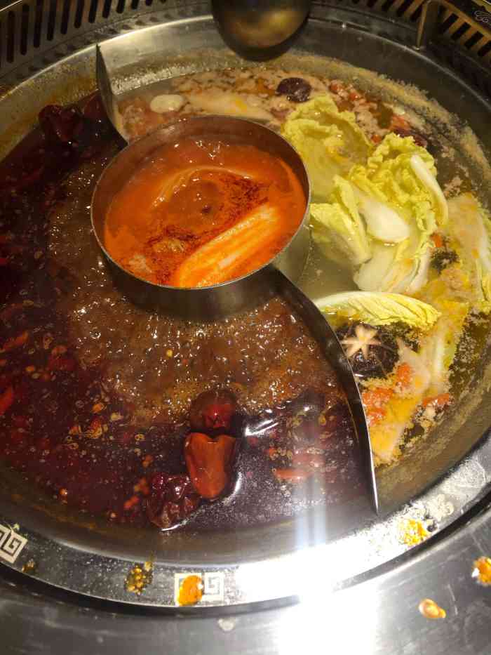 渝岸火锅(广场店)-"大帅哥小新服务非常到位,十分满意,味道也.