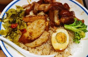 Signature Braised Pork Trotter with Four Golden Dishes