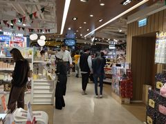 -LOG-ON(海港城店)