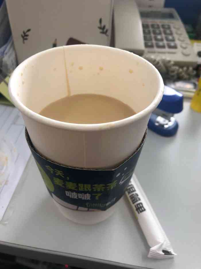 打分 不黑,打包回來的爆芝奶茶,一口沒喝,也沒潑出來,就這點,無語