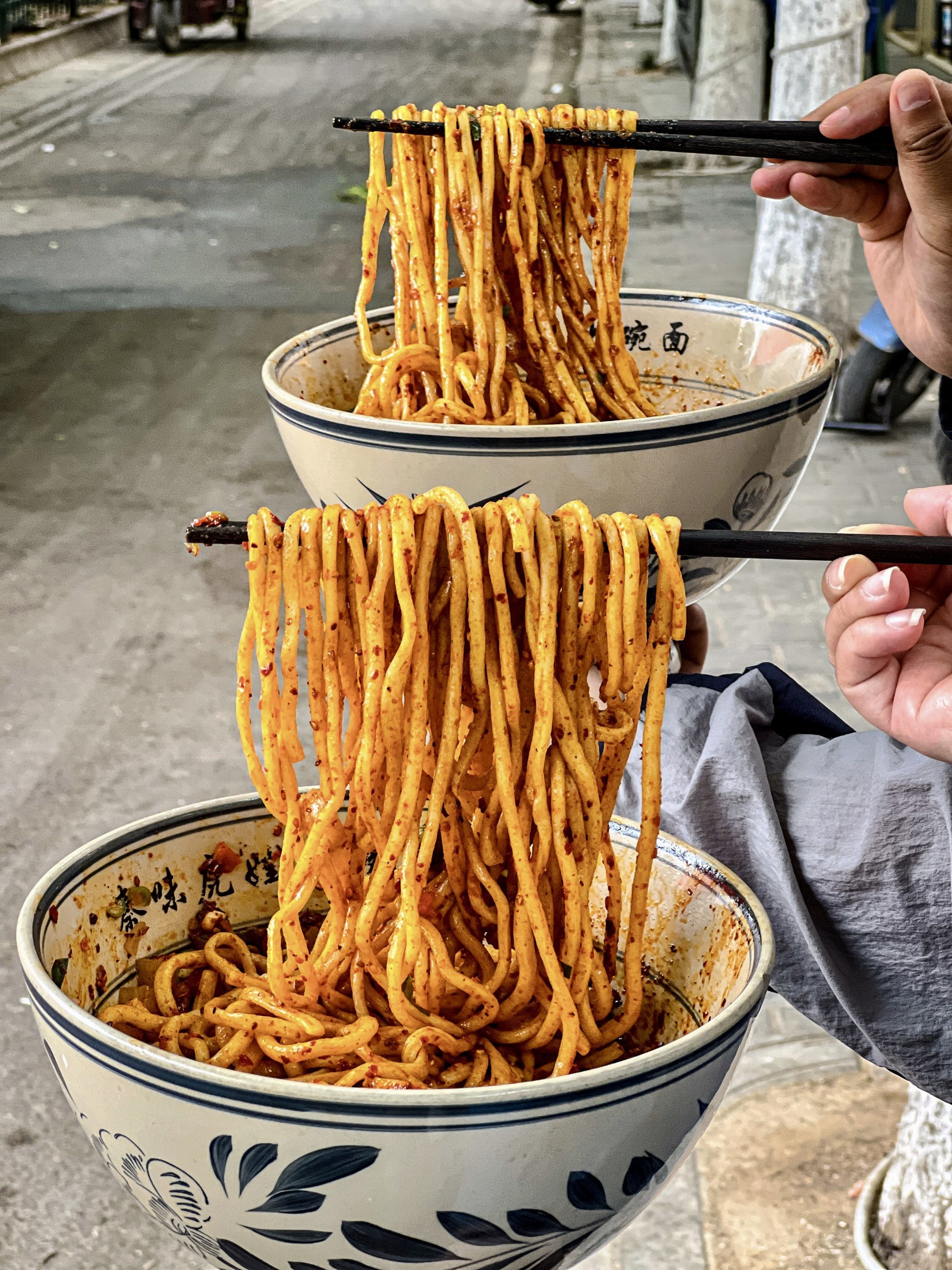 西安咸阳机场必吃美食,秦味虎娃大碗油泼面!