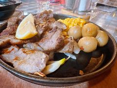 煎梅花肉配鹌鹑蛋-BISTROFIORE美伊娜(伊犁南路店)