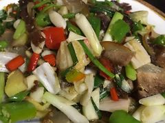 酸菜炒油坛肉-礼州土碗菜