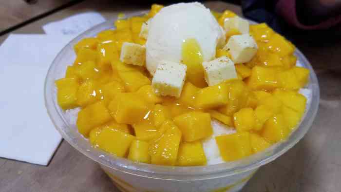 环境很好,点了草莓雪冰和原味松饼,都好好吃,外貌控表示很满意