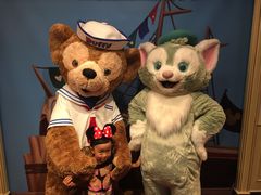 -小镇影院迪士尼小熊Duffy与他的朋友合影地