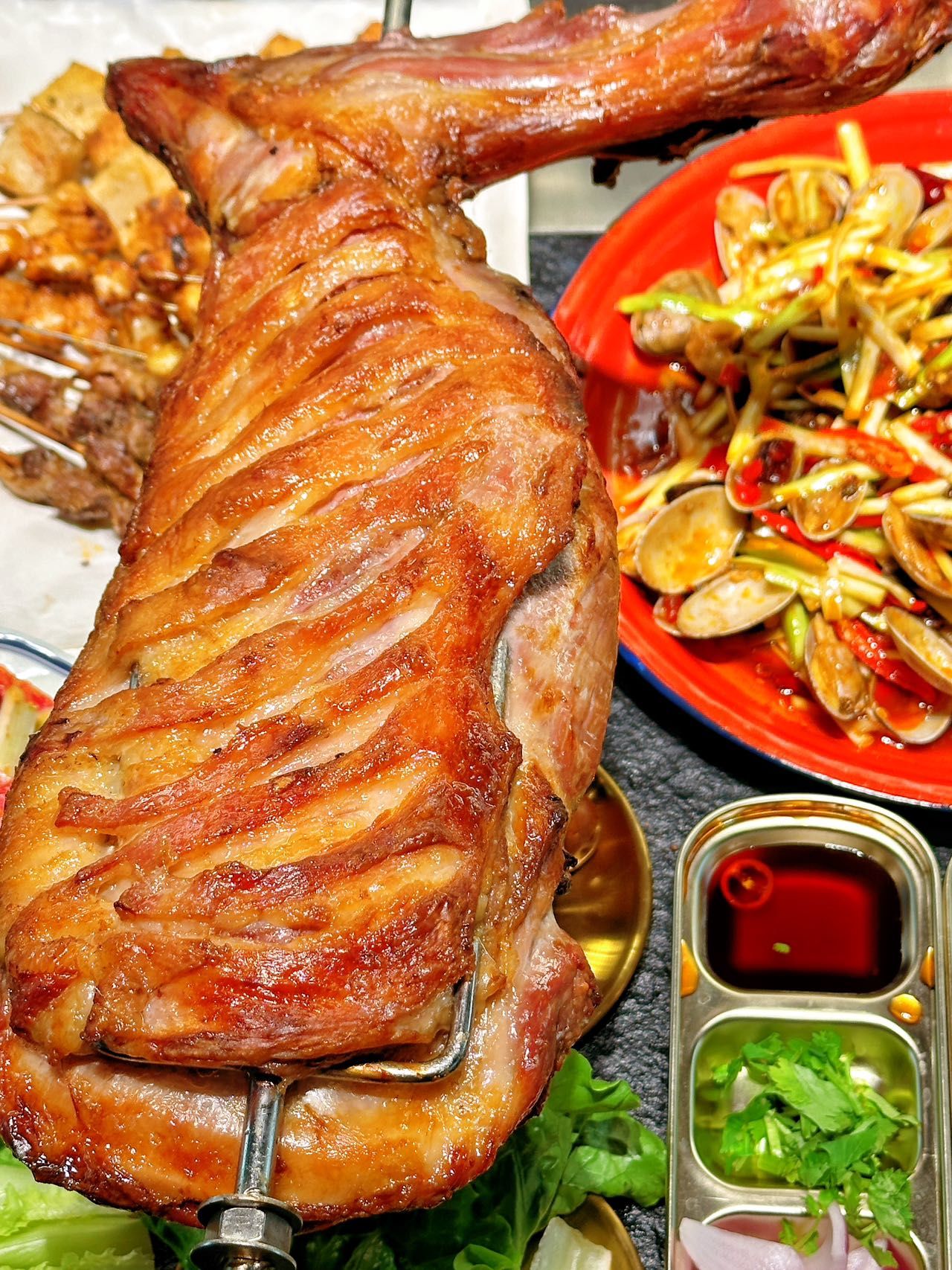 冬天吃热气腾腾的烤羊腿真的太巴适了