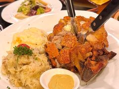 德式烤猪肘陪酸菜土豆泥-申德勒加油站西餐厅Schindlers Tankstelle(上海外滩店)