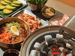 -围炉肉舍•炭烤活鳗•丹东海鲜烤肉(步行街店)