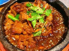 石锅牛肝菌烹半筋半肉-雀舞云南菜(乐客城店)