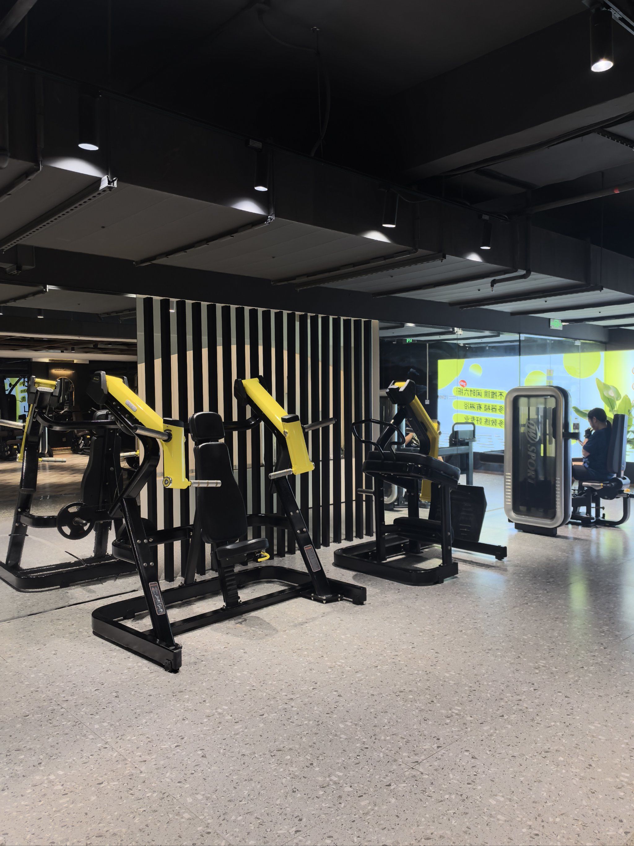 冬天的健身房依然多人