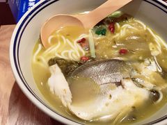 酸汤黄鱼米线-刀小蛮半只鸡过桥米线(家乐福四元桥店)
