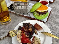 品鲜墨鱼黑汉堡-四季酒店·空中花园 Aria on 9