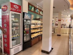 面包甜点陈列柜-蜂蝶来饼店(拱北总店)