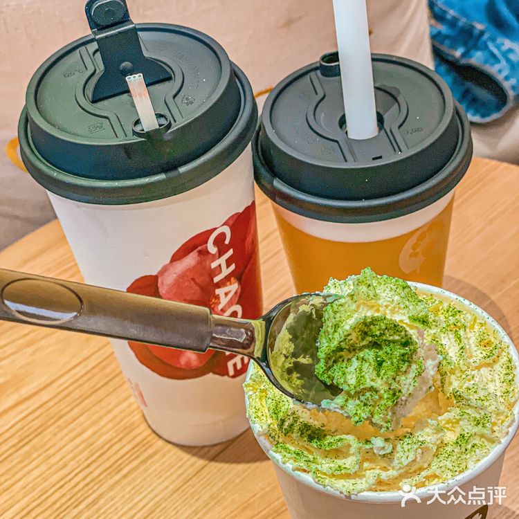 霸王茶姬红色山茶花，与君共品花茶香。