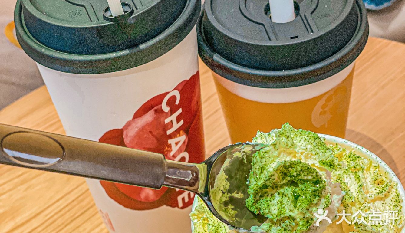霸王茶姬红色山茶花，与君共品花茶香。