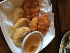 虾饼配洋葱圈-自然餐厅(Phuket)