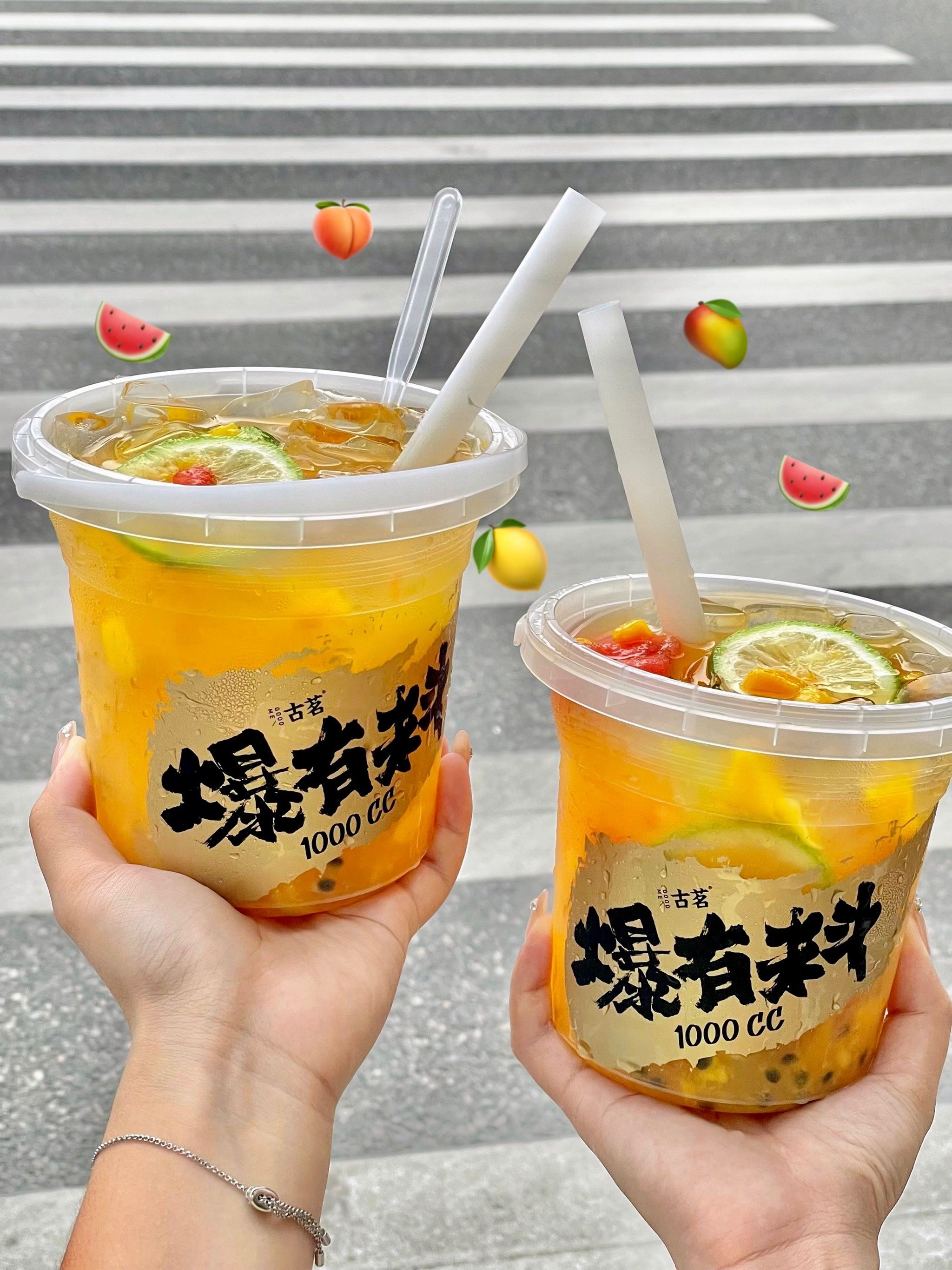 家人们谁懂啊!这一桶水果茶能炫一下午