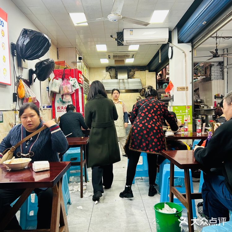 朝天门有重庆最大的批发市场，每天凌晨三四点