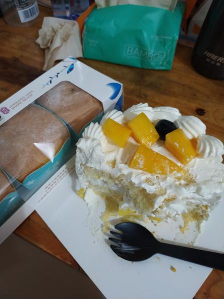 晚上去的本来鲜活u乳已经没了蛋糕师傅还没下班就直接做了一个奶油甜