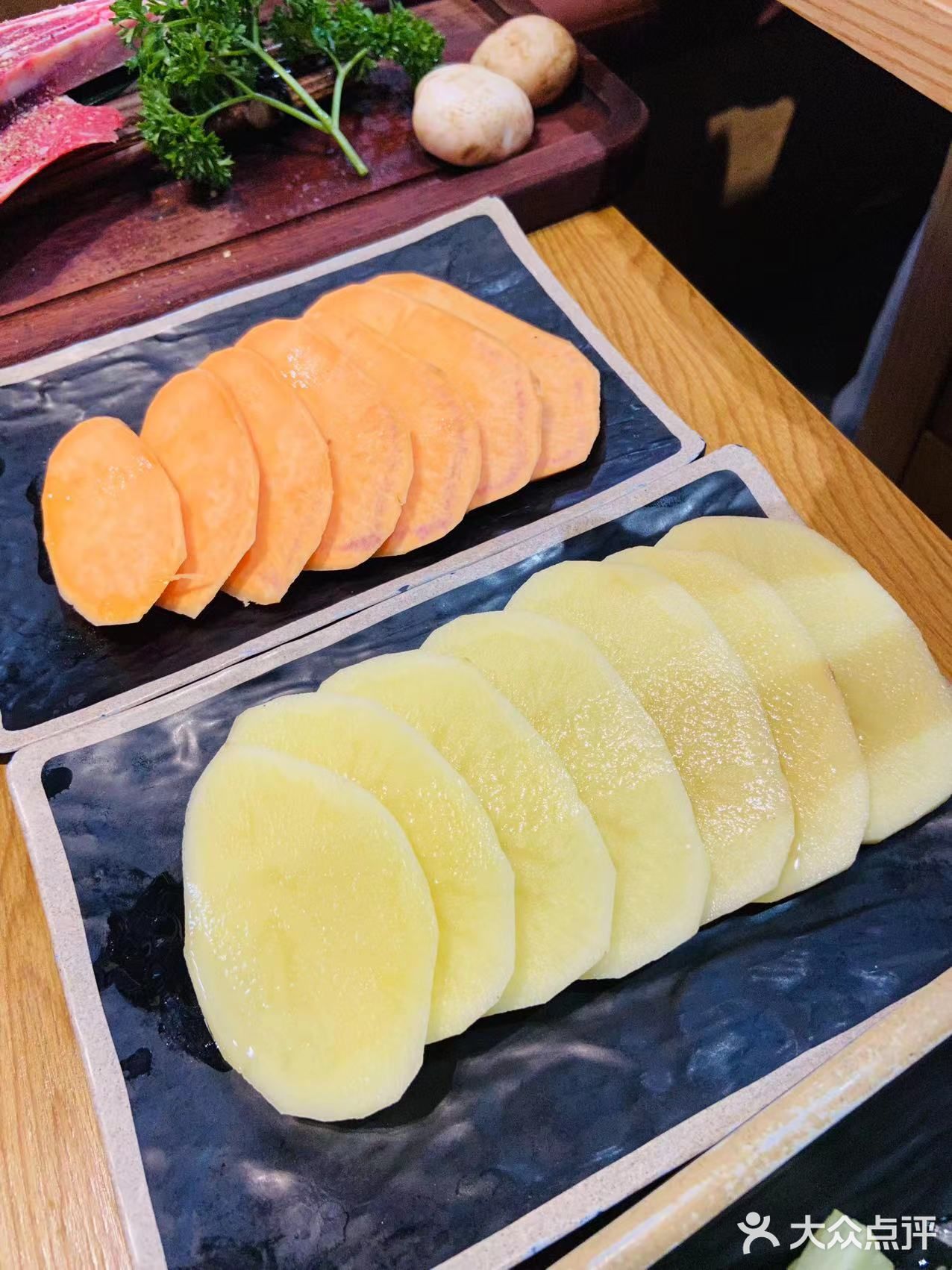 人均百元即可吃到巨大的战斧牛排