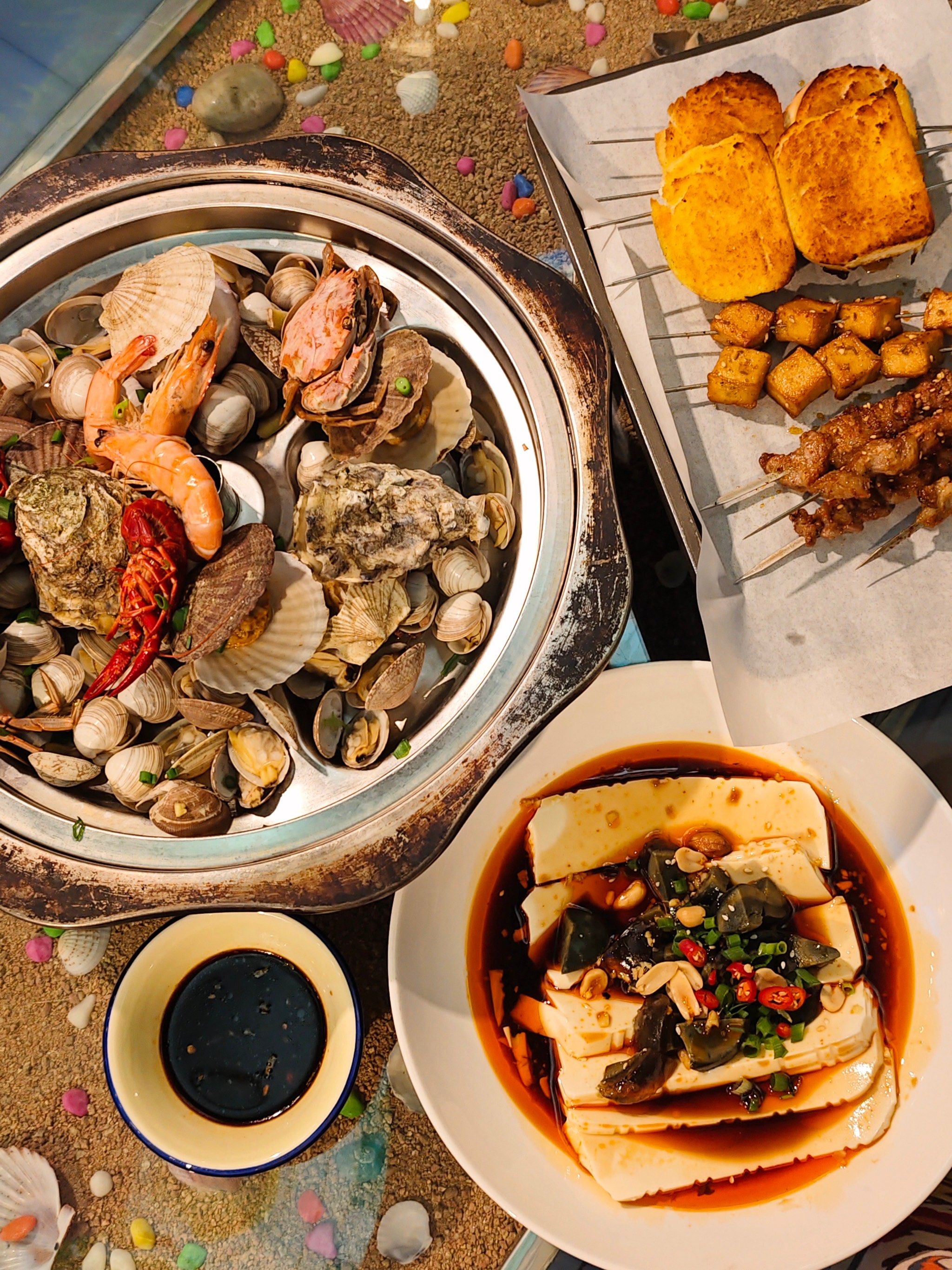 [拥抱]坐在沙滩上吃海鲜大咖的感觉