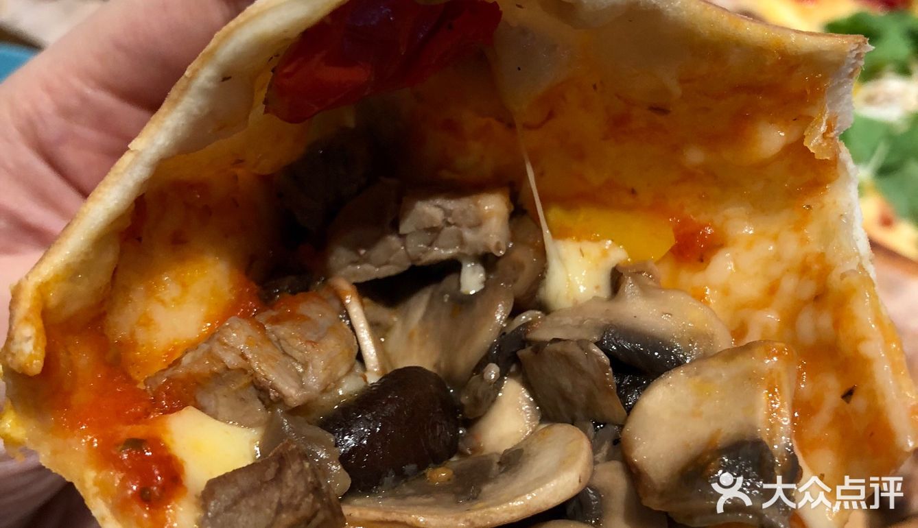 另外加了一份芝士，这是吃披萨起码要做的一件事，哈哈哈～[笑脸]