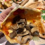 另外加了一份芝士，这是吃披萨起码要做的一件事，哈哈哈～[笑脸]