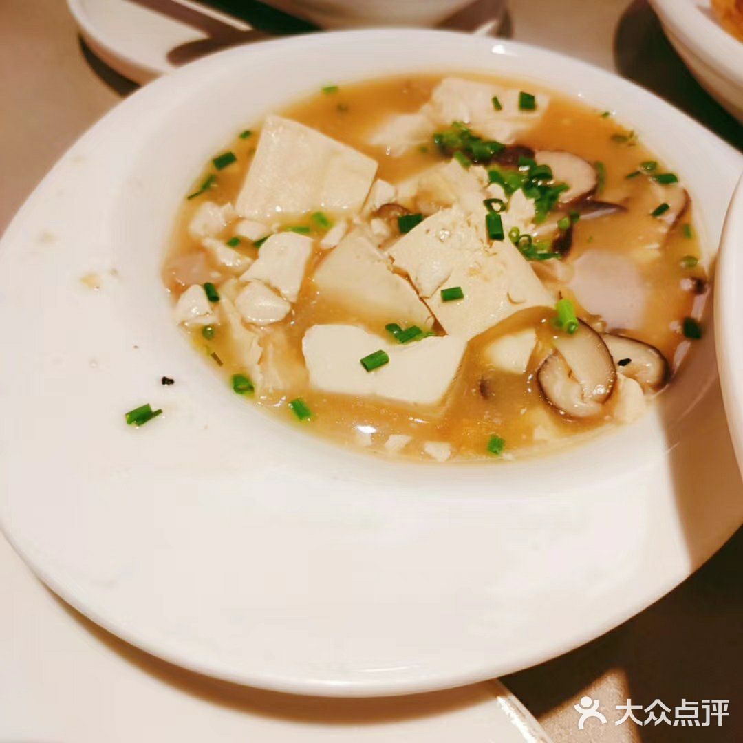 在李嘉嘉旁边，环境还是很不错的，菜品无功无过吧