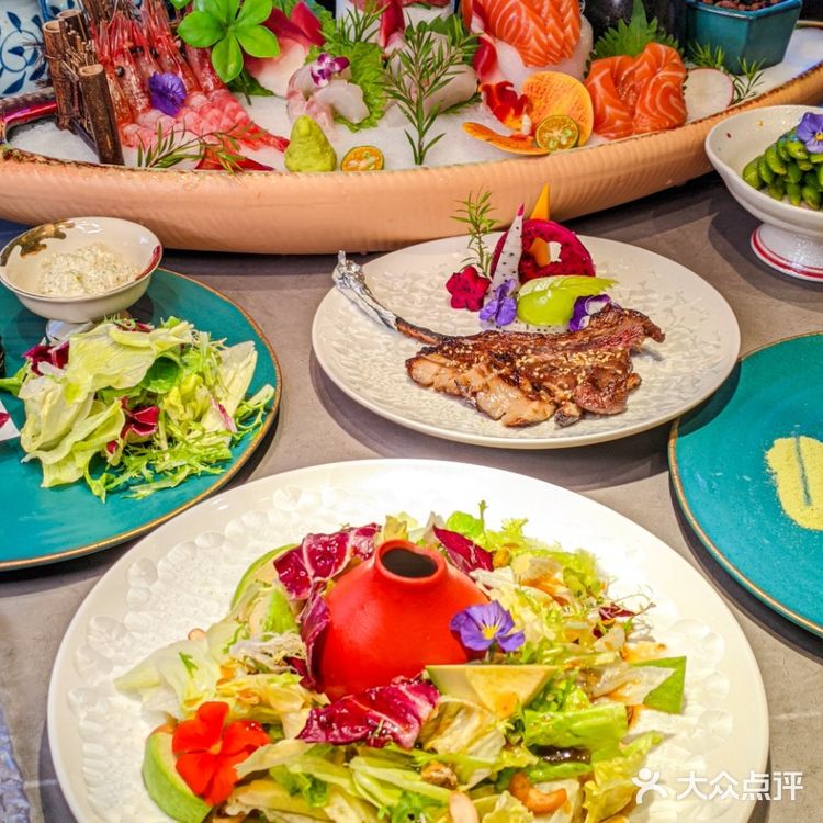 这是一份超大的刺身船,盛满了来自世界各地的新鲜海产