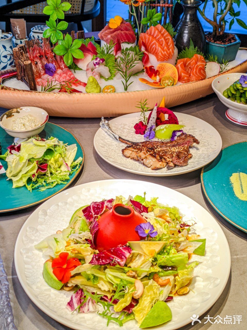 这是一份超大的刺身船,盛满了来自世界各地的新鲜海产