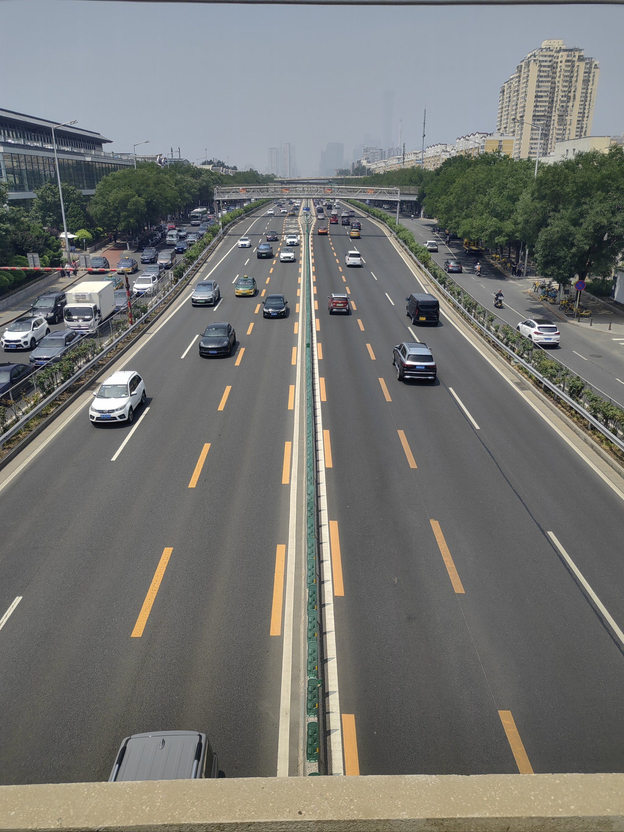 城里车流不停歇