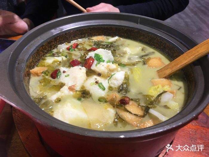 周鱼小馆石锅酸菜鱼石锅酸菜鱼图片