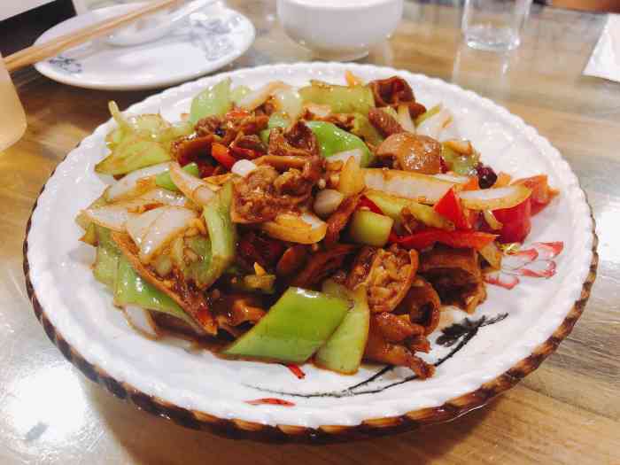 玲玲餐厅-"中午同事聚餐来的,菜量大而且环境也不错,.