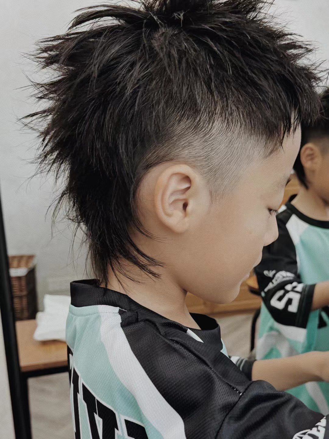 当然可以男孩炫酷短发是一种结合了短发长度和时尚元素的发型设计它