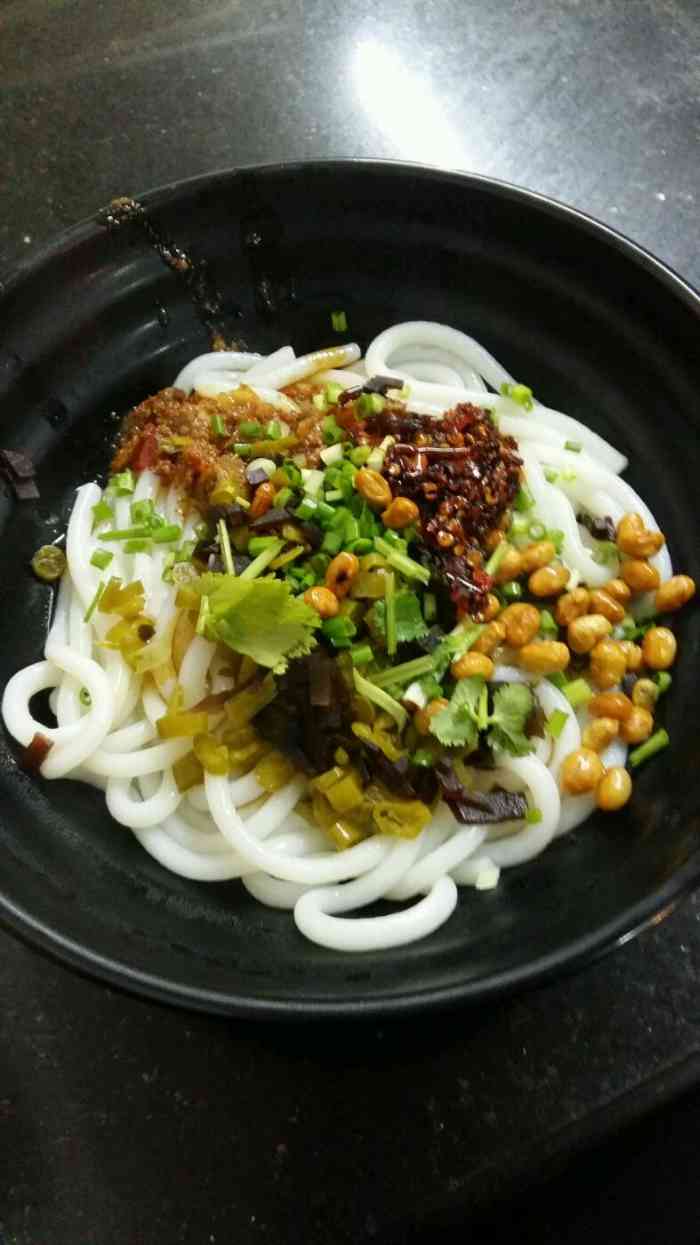 打分 又来啦,这次吃的招牌脆哨粉,比前两次吃的粗,两个小哥好健谈.