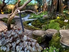 -Chom Cafe and Restaurant