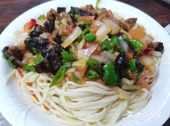 号称拌面界的天花板，一家开了三十年的拌面——桥头拌面