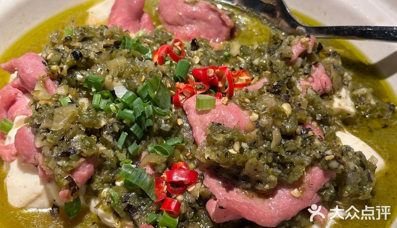 刚开业不久 到饭点就要排队了 人气超旺 高原青豆炖肥肠