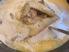濃厚原隻雞煲花膠湯-鲜入围煮花胶鸡海鲜火锅
