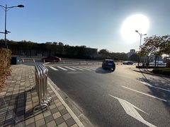 -奕欧来上海购物村停车场