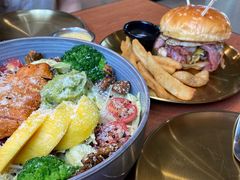 秘制鸡肉芒果牛油果沙拉-魏斯理汉堡(西安沣东吾悦店)